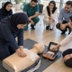 کارگاه عملی آموزش احیای قلبی ریوی و استفاده از دستگاه AED با مانکن آموزشی